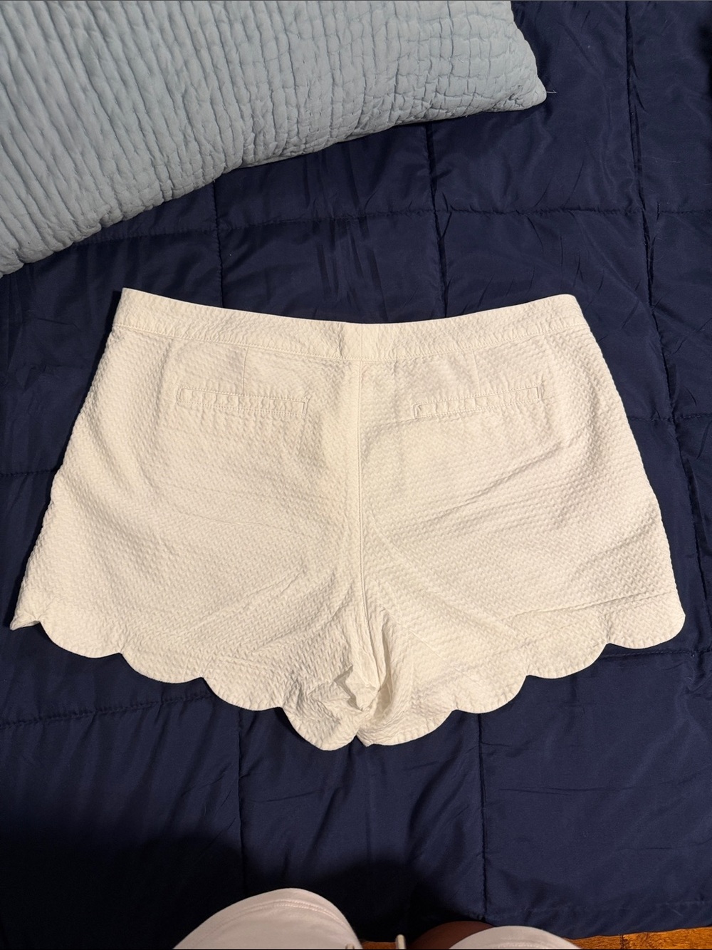 ❌SOLD❌ Lilly Pulitzer White Scalloped Hem Shorts size 16 - Picture 4 of 4